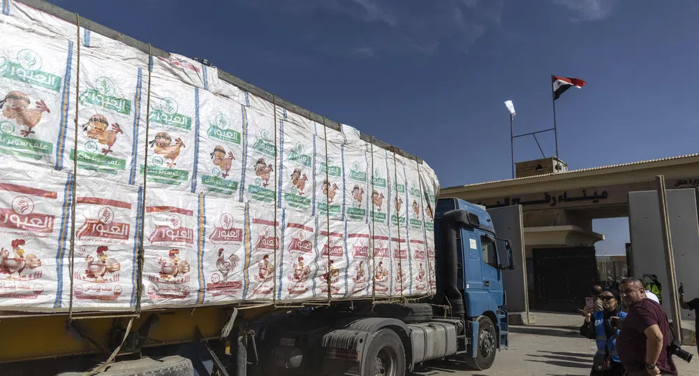 Първите камиони с хуманитарна помощ започнаха да влизат в Газа от Египет