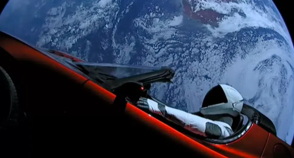 Автомобилът, който Илон Мъск прати в космоса, прелетя покрай Марс