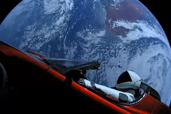 Автомобилът, който Илон Мъск прати в космоса, прелетя покрай Марс