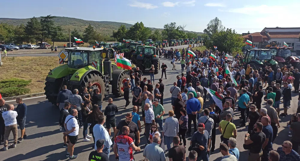 Земеделците блокираха България. Ще стигнат ли тракторите до жълтите павета