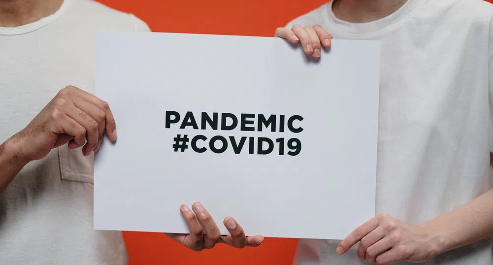 Четирима на всеки петима души, заразени с COVID-19, развиват симптоми