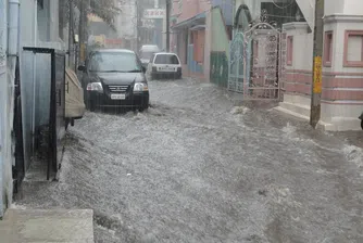 Наводнение в Драгалевци, след като багер спука магистрален водопровод