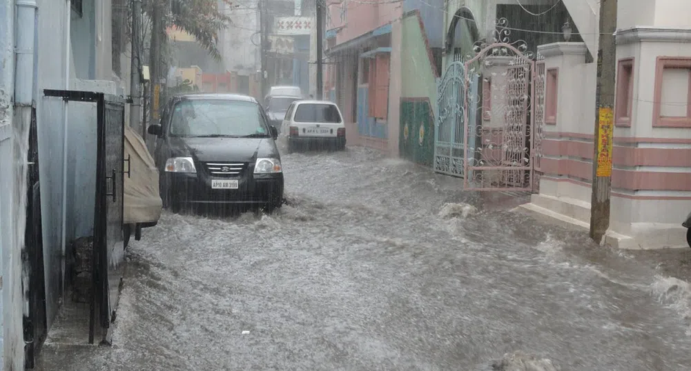 Наводнение в Драгалевци, след като багер спука магистрален водопровод