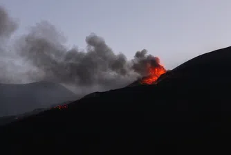 Вулканът Етна изригна, затвори две летища