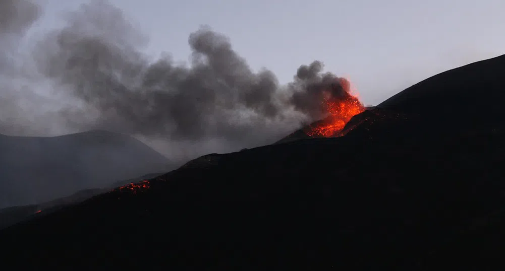 Вулканът Етна изригна, затвори две летища
