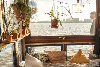 Този мъж си построи сам плаващ дом