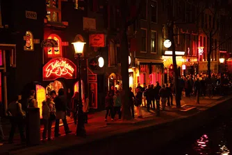 Кметът на Амстердам закрива квартала на червените фенери?
