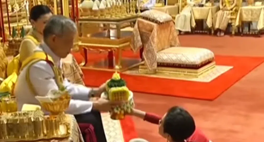 Кралят на Тайланд прости на изпадналата си в немилост любовница