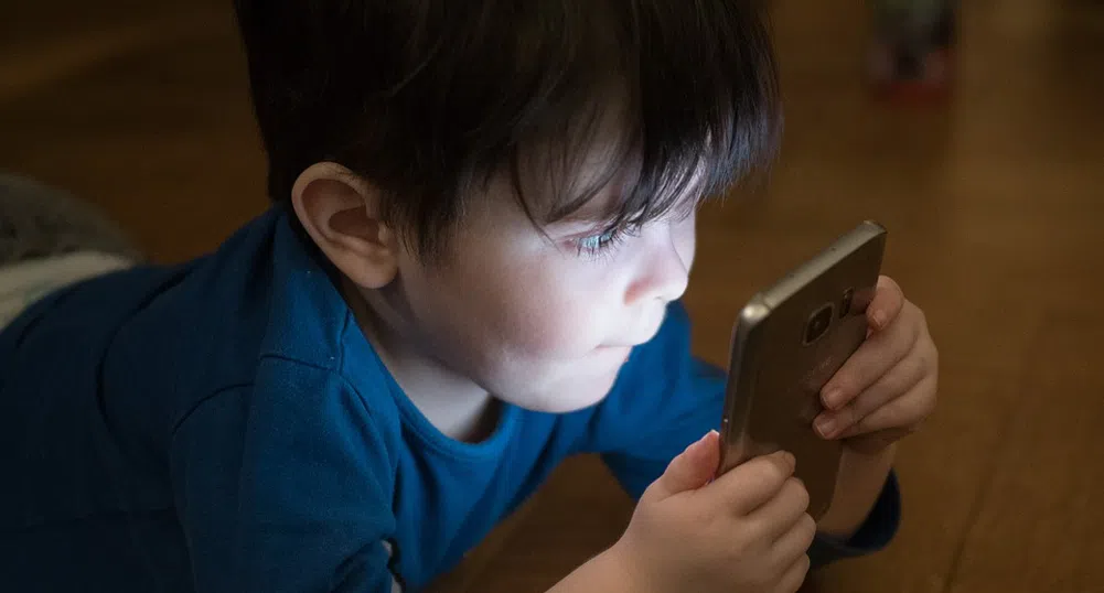 Децата под 5 години не бива да са пред екран повече от час на ден