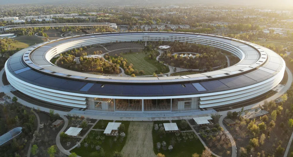 Директор в Apple напуска заради политика на компанията за връщане в офиса