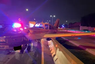 Самолет кацна аварийно на магистрала (видео)