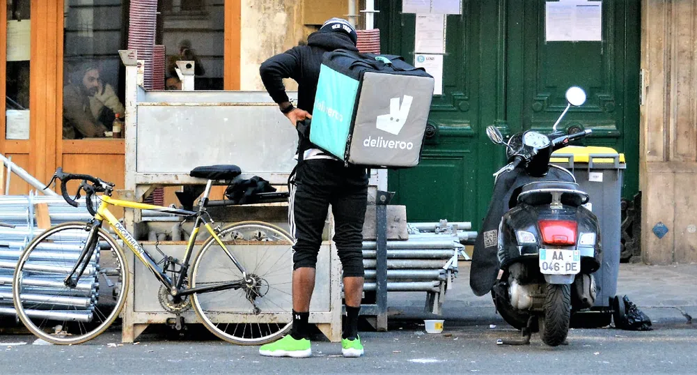 Книжата на Deliveroo поевтиняха с 30% в борсовия си дебют