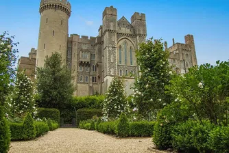 Артефакти за 1.4 млн. долара отмъкнаха крадци от английски замък