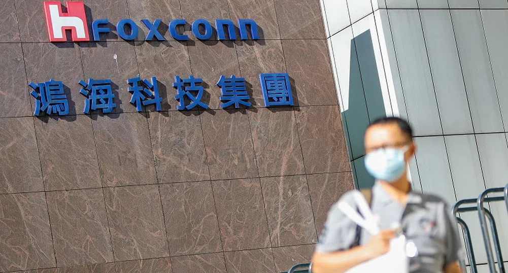 Пенсионирани военни ще заместят избягалите работници на Foxconn