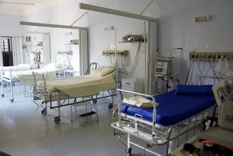 Болниците спират плановите операции в областите с много случаи на COVID-19