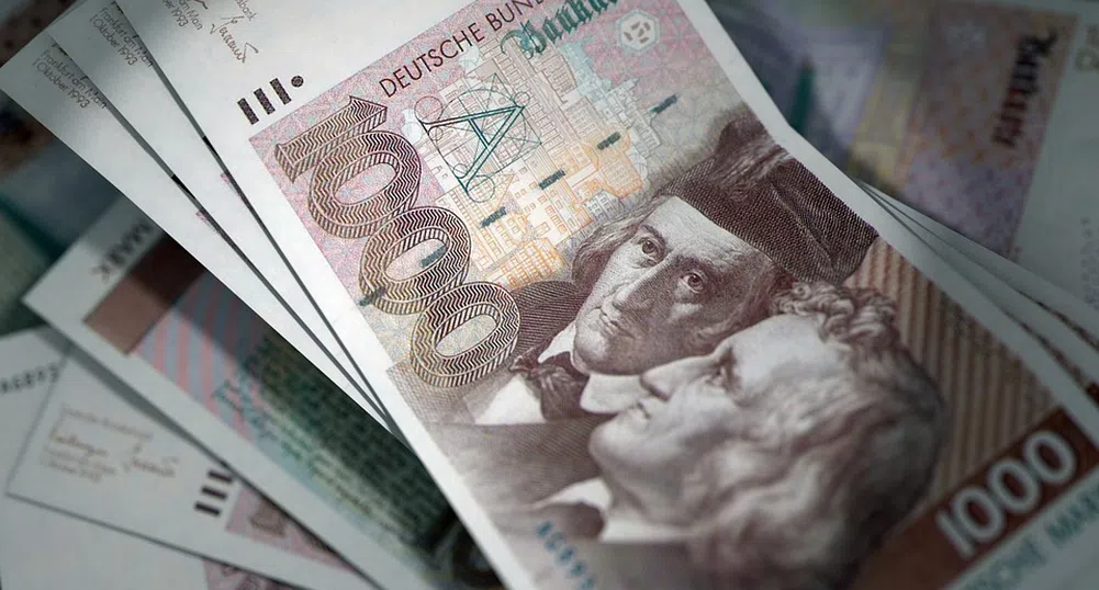 Непотребни банкноти и монети за милиарди кътат европейците