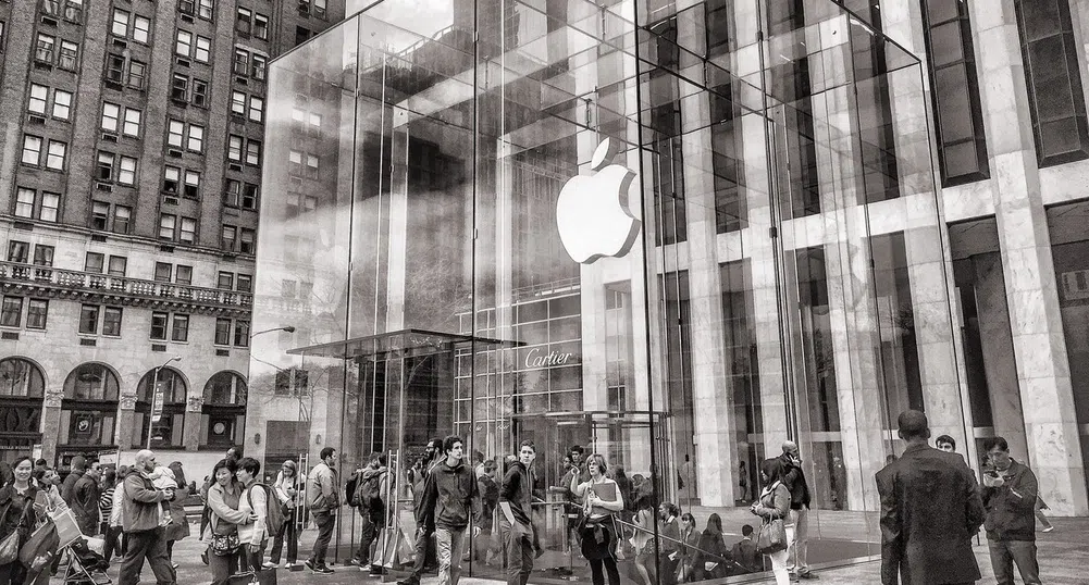 Тим Кук вече е милиардер, Apple все по-близо до оценка от 2 трилиона долара