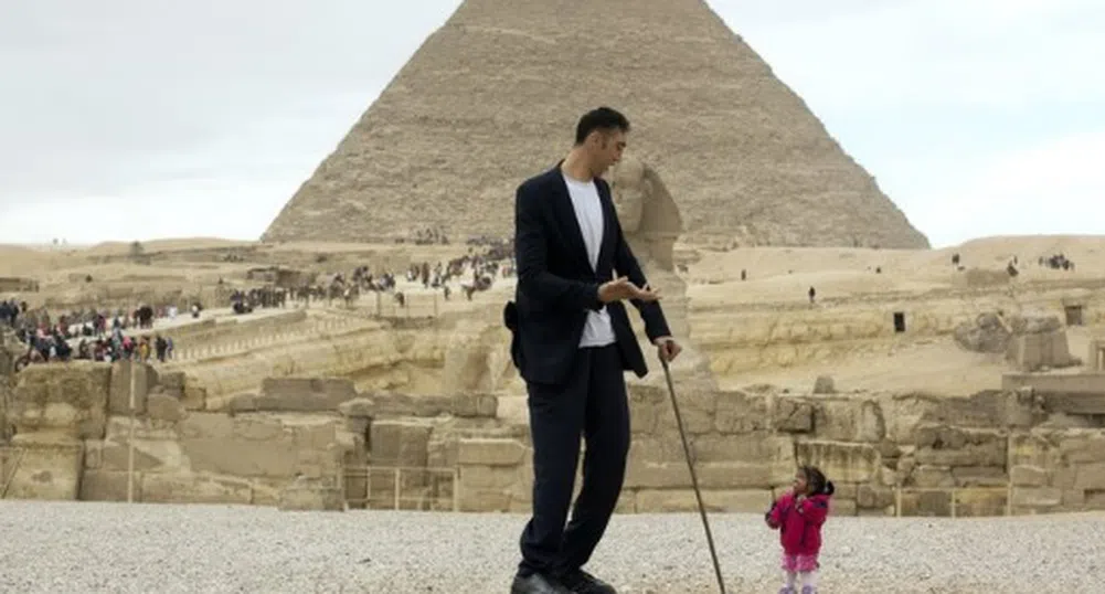 Най-високият мъж срещна най-ниската жена в света (снимки/видео)