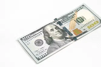 Доларът поевтиня до двумесечно дъно в началото на седмицата