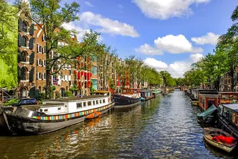 SWEETs Hotel - къщички, кацнали над каналите на Амстердам