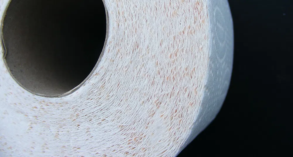 Нова селфи мания: да се снимаш през дупката на тоалетната хартия
