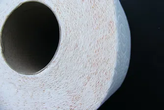 Нова селфи мания: да се снимаш през дупката на тоалетната хартия
