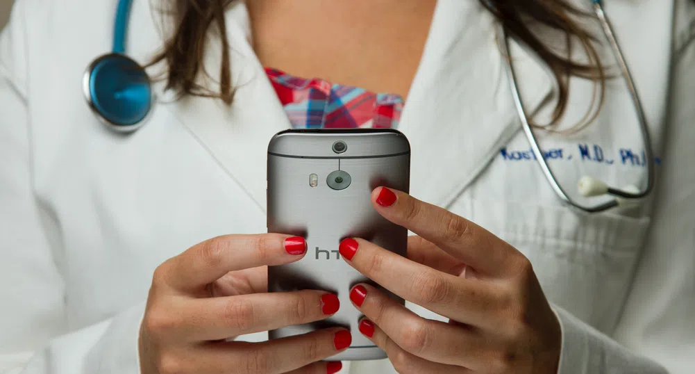 Лекарите вече ще "пишат" рецепти през мобилно приложение