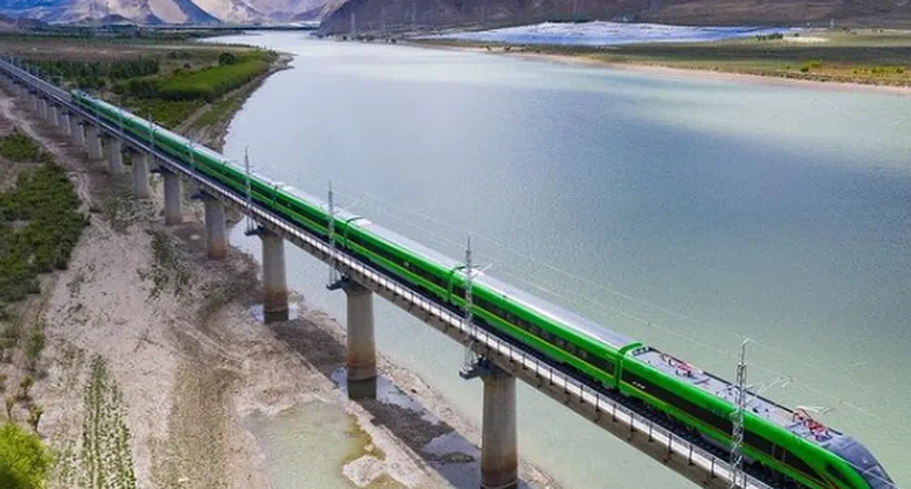 Първият високоскоростен влак в Тибет вече е в движение