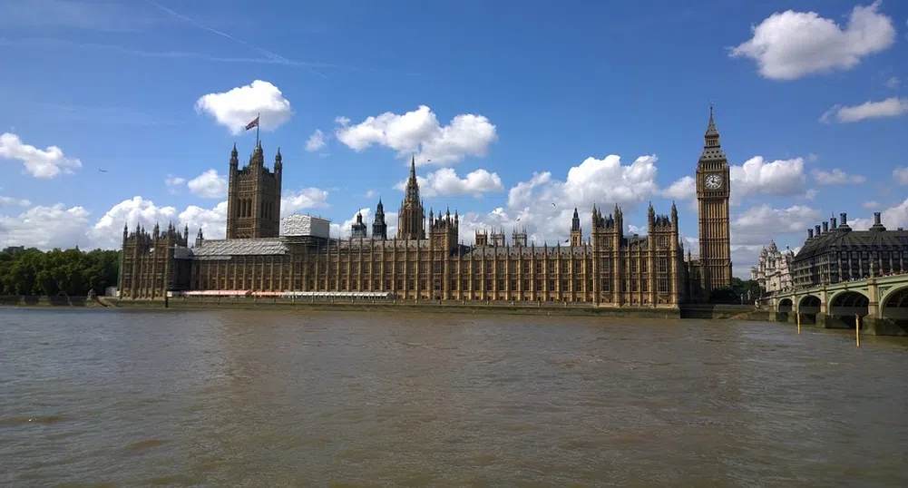Дворецът Уестминстър се разпада, британските депутати го напускат