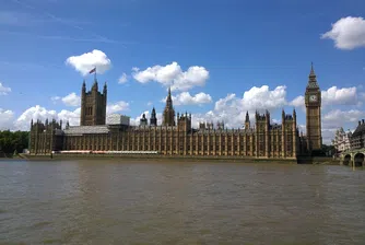 Дворецът Уестминстър се разпада, британските депутати го напускат