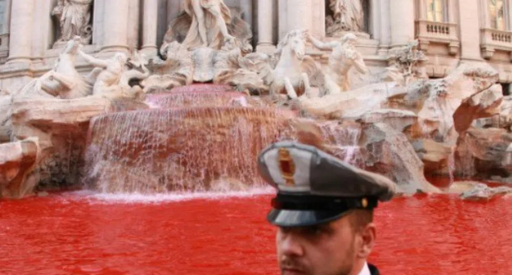 Защо фонтанът ди Треви стана червен?