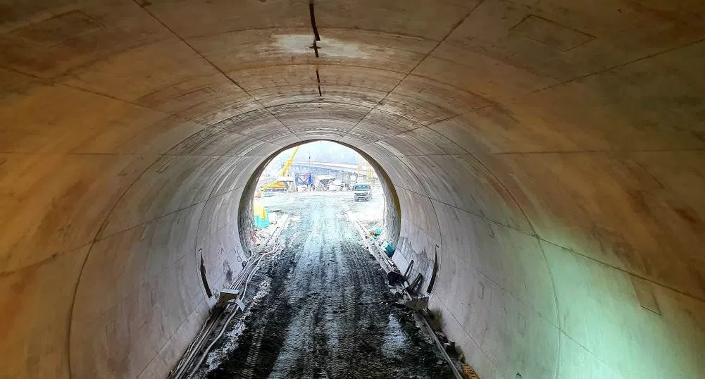 В тунел Железница вече се полага вторичната облицовка