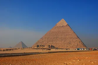Парапланерист засне уникални кадри на пирамидите в Египет (видео)