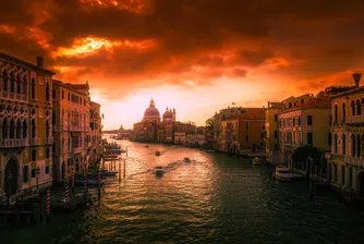 Глобиха четирима туристи с 4 200 евро заради пикник на площад във Венеция