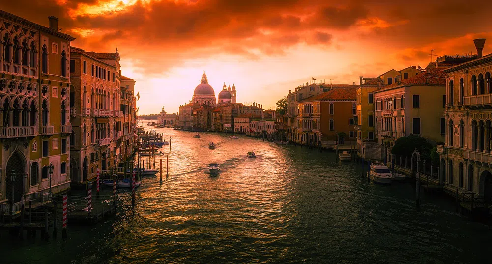 Глобиха четирима туристи с 4 200 евро заради пикник на площад във Венеция