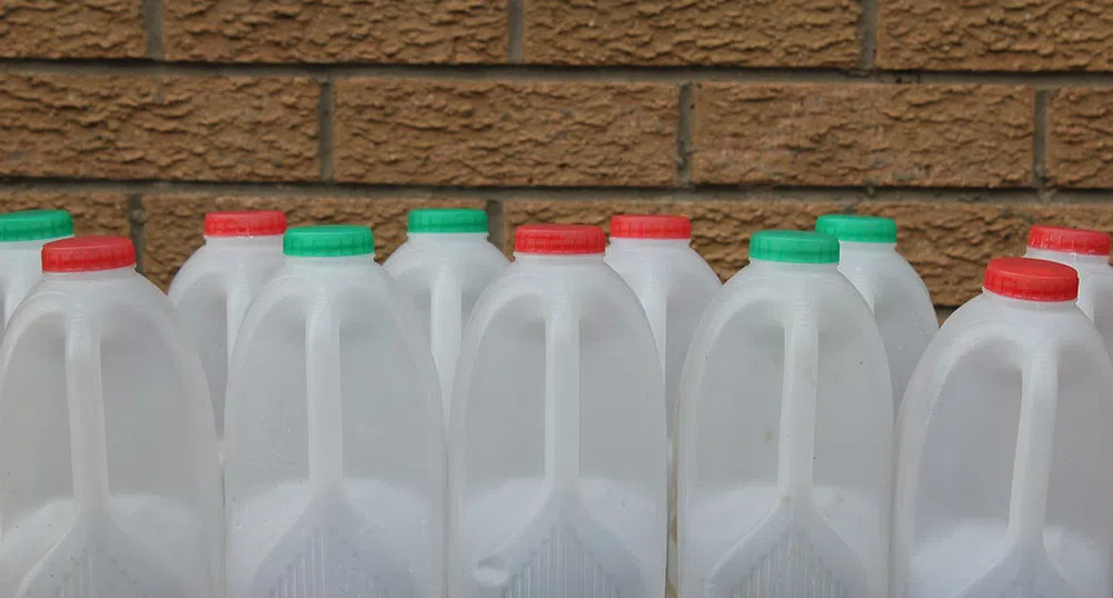 Как се строят пътища от пластмасови бутилки за мляко?