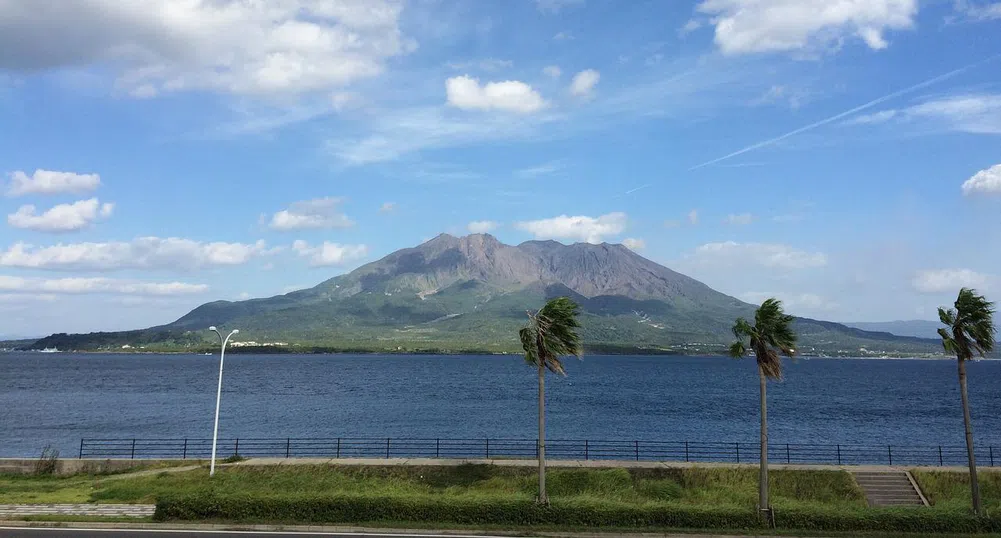 Изригна най-активният вулкан в Япония (видео)