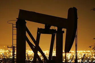 Цената на петрола достига най-високите си нива от април насам