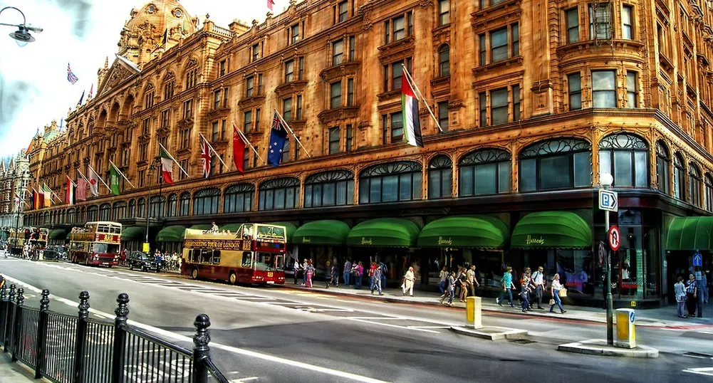 Съпруга на мистериозен банкер харчела милиони годишно в Harrods