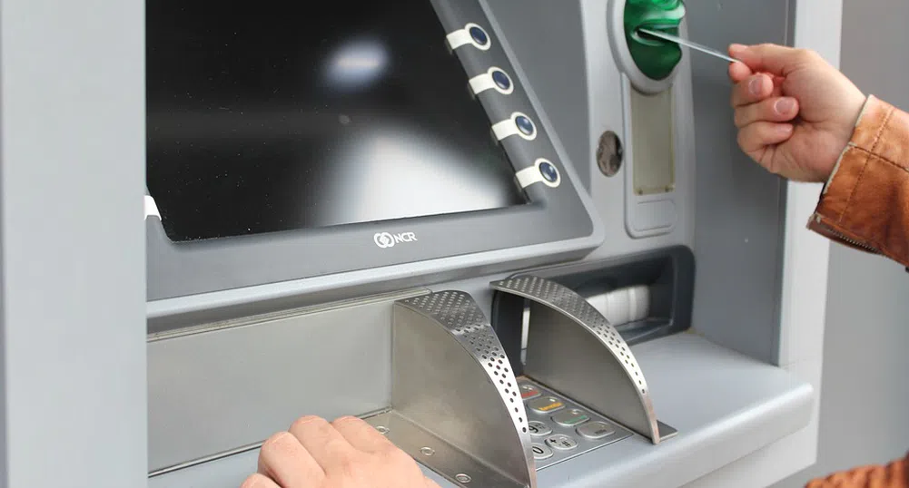 Човек се заклещи в банкомат в Тексас и изпрати бележки за помощ