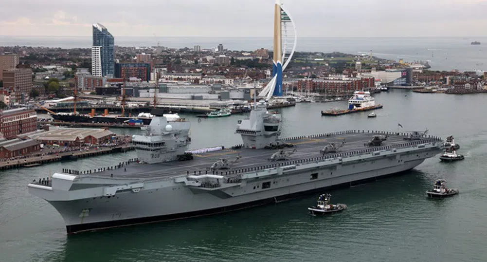 Най-големият и модерен британски военен кораб пропуска вода