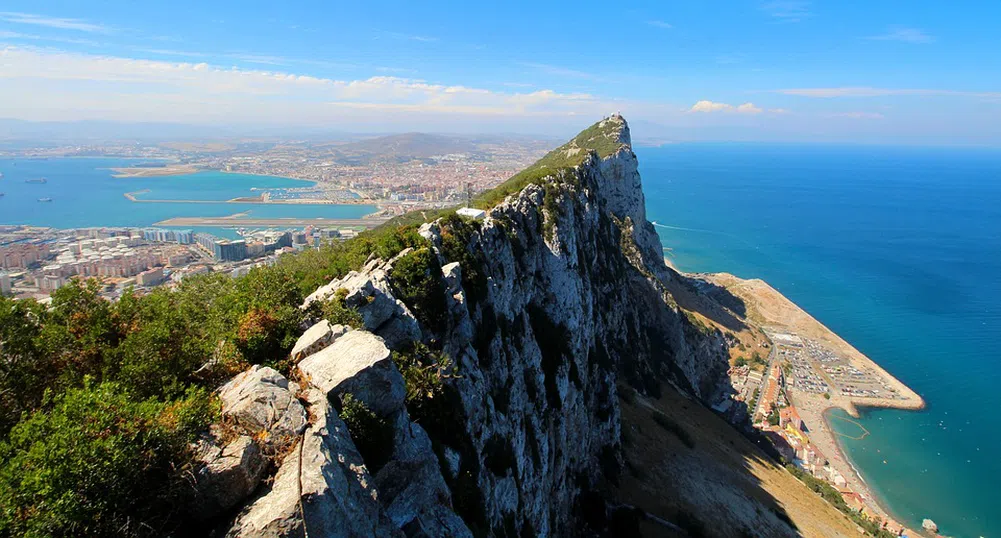Гибралтар: лабиринти от тунели, нахални маймуни и невероятна природа