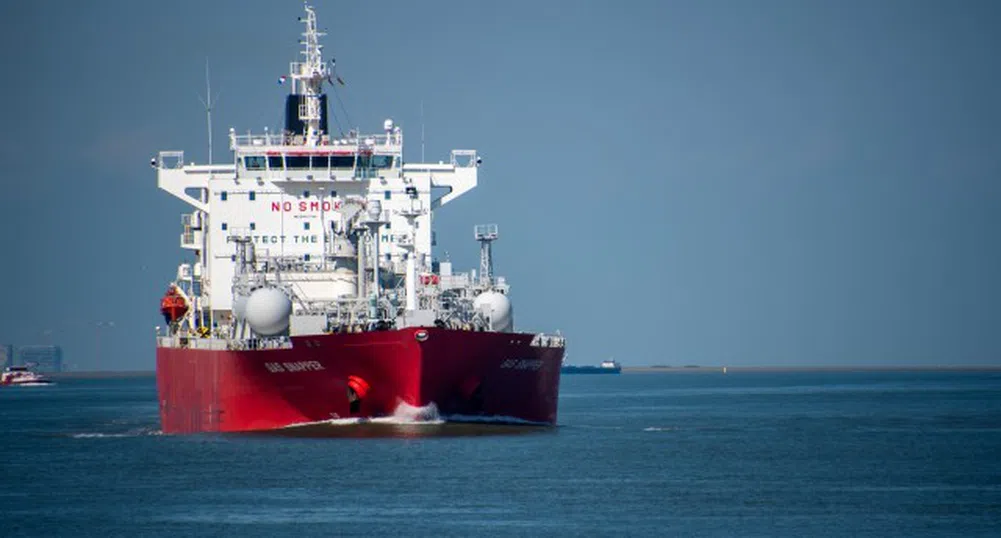 Хаосът в Червено море пренасочва купувачите на петрол към САЩ