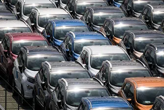 Регистрациите на нови автомобили във Великобритания падат с 44%