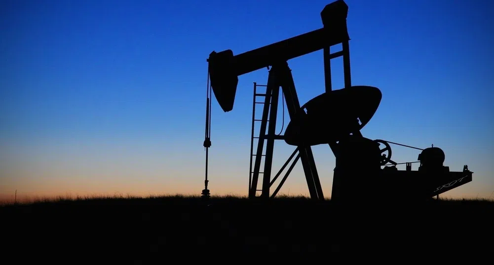 Цената на петрола отскочи от достигнатото 18-годишно дъно