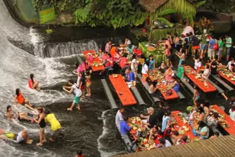Уникален ресторант във водопад