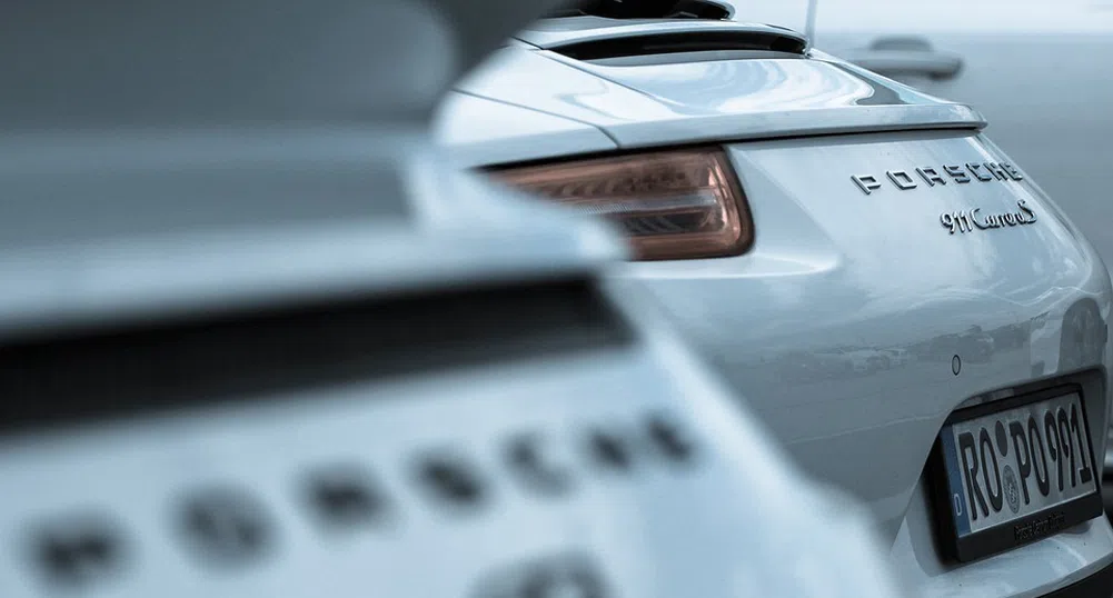 Вижте как горят луксозни коли в автокъща на Porsche (видео)