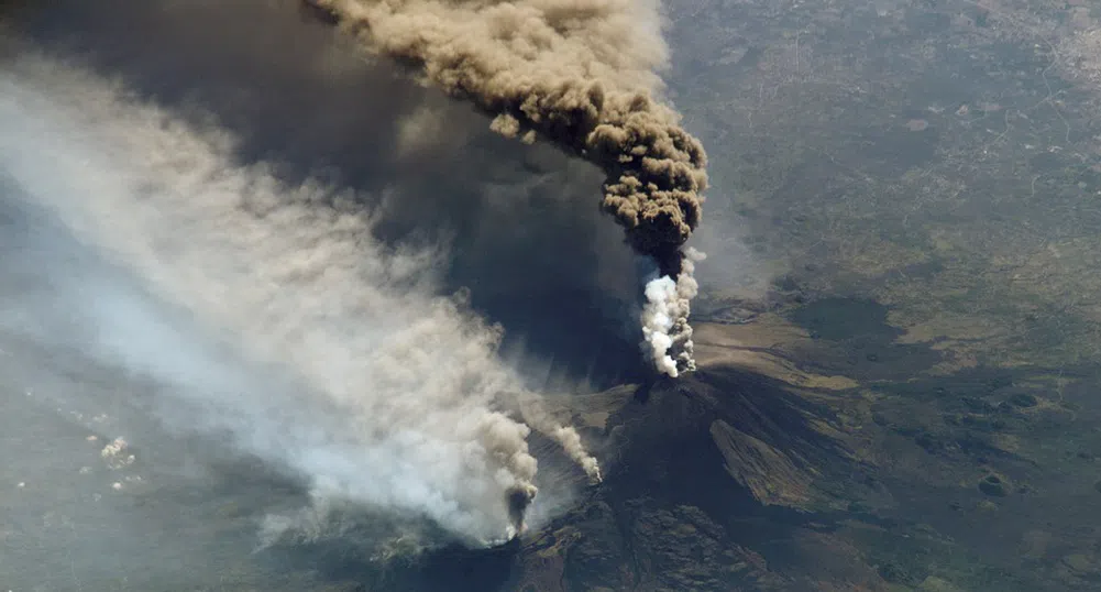 Най-високият вулкан в Европа изригна (видео)