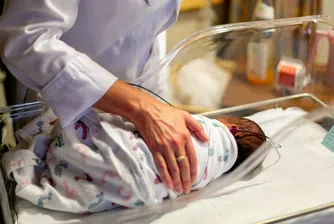 Болница спира да изражда бебета, служители напускат, за да не се ваксинират
