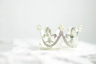 Кралят на Тайланд се ожени за бодигарда си. Тя вече е кралица